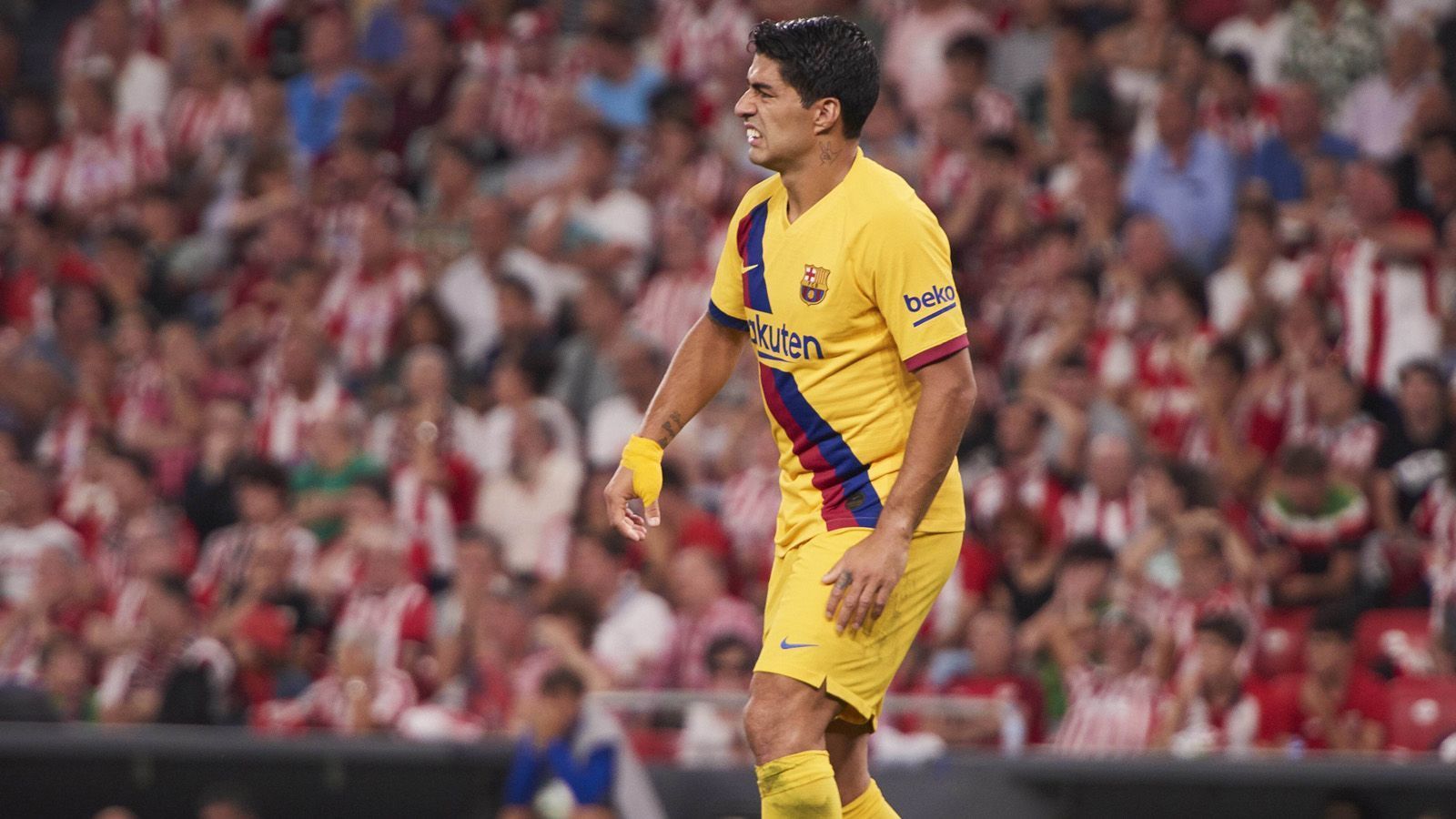 
                <strong>FC Barcelona (Primera Division)</strong><br>
                Für den FC Barcelona kam es sogar noch schlimmer. Ohne ihren Superstar Lionel Messi taten sich die Katalanen in Bilbao schwer, nennenswerte Chancen zu kreieren. Als sich eigentlich das ganze Stadion mit einem 0:0 abgefunden hatte, traf Bilbao-Legende Artiz Adruiz per Seitfallzieher zum Siegtor. Besonders bitter: Luiz Suarez musste in der 37. Minute verletzt ausgewechselt werden. "Tests am Samstagmorgen haben bestätigt, dass Luis Suarez eine Verletzung in seiner rechten Wade erlitten hat", verkündete Barca auf "Twitter". Die Länge des Ausfalls wurde nicht veröffentlicht. Die Konkurrenten aus Madrid gewannen ihre Auftaktspiele. Real gewann dabei sogar in Unterzahl souverän (3:1) bei Celta Vigo. Atletico erledigte die Pflicht gegen den FC Getafe mit 1:0.  
              