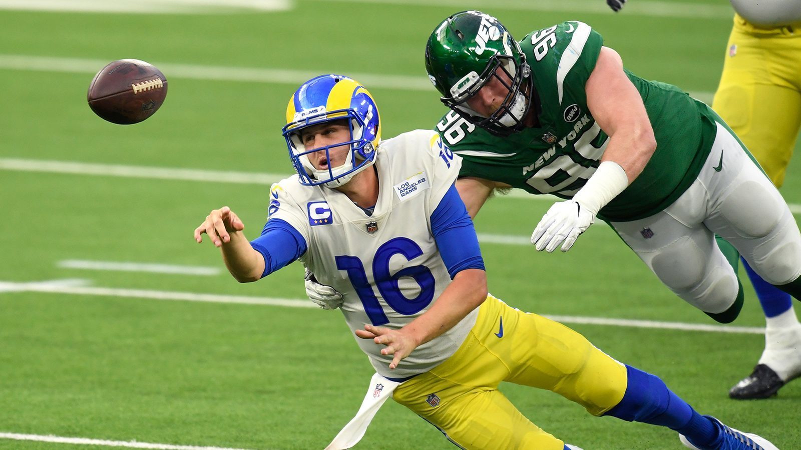 
                <strong>Landing Spots für Jared Goff: New York Jets</strong><br>
                Sehr unwahrscheinlich, dass die Jets einen solchen Trade wagen. Denn erstens gelten sie als Favorit auf einen Deal mit den Texans für Watson und zweitens gehen sie mit dem zweiten Overall-Pick in den diesjährigen Draft. Sollte sich die Watson-Thematik zerschlagen, könnten die Jets im Draft die Top-Quarterbacks Trevor Lawrence oder Justin Fields ziehen. Alles macht mehr Sinn als ein teurer Trade für Jared Goff.
              