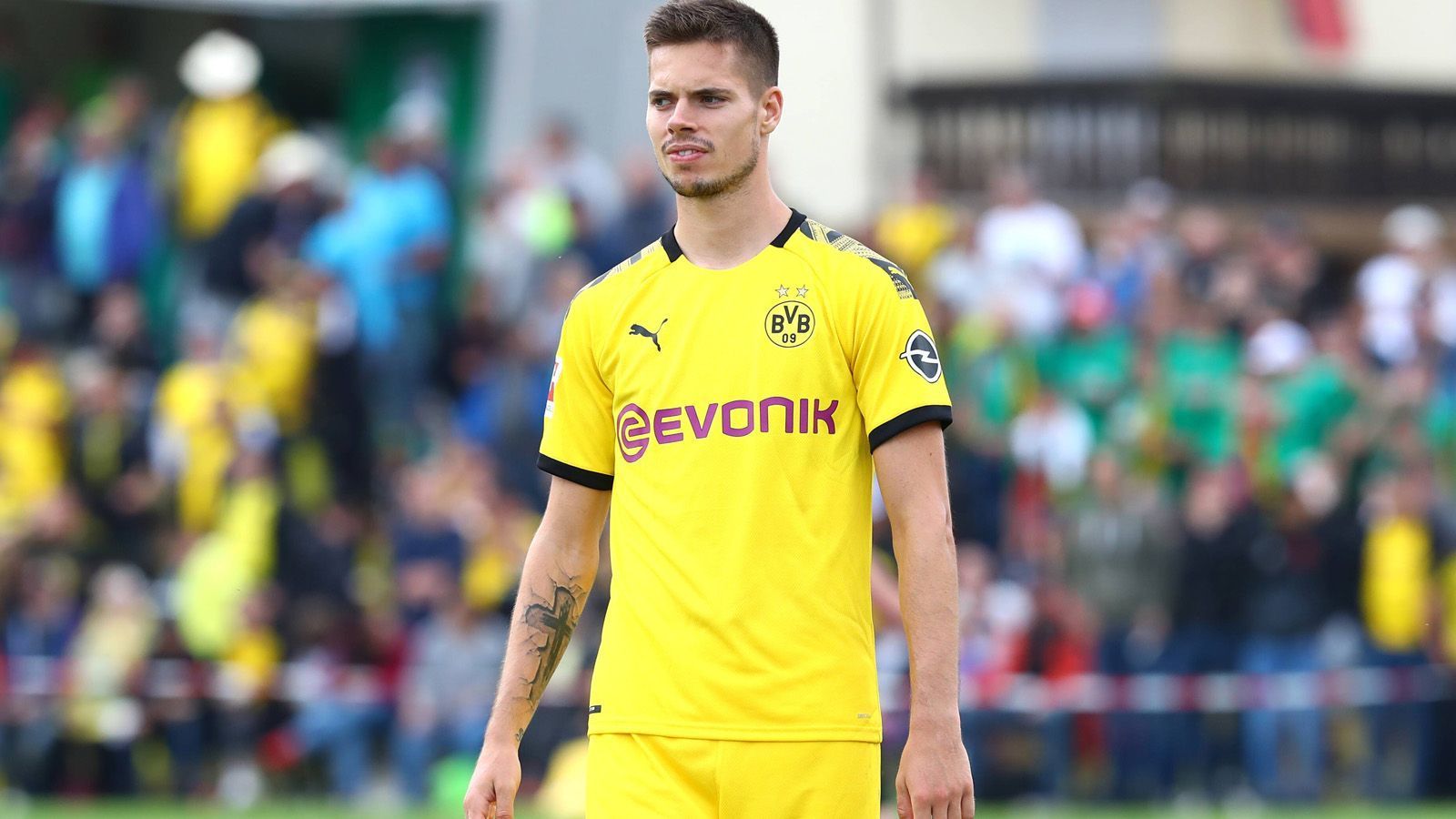 
                <strong>Julian Weigl</strong><br>
                Mittelfeld
              