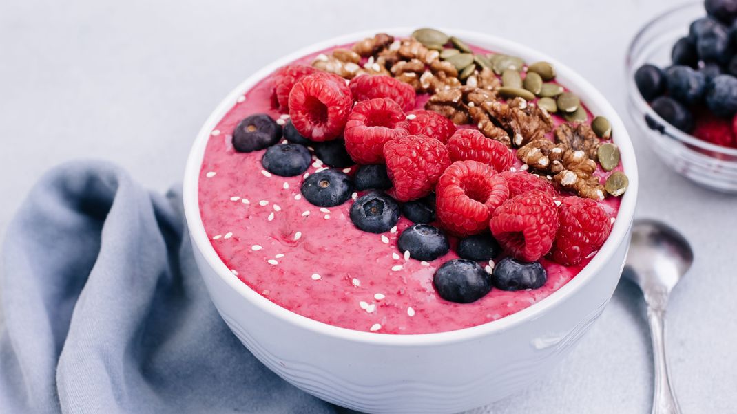 Selbst beim Frühstück musst du nicht auf die beliebten Bowls verzichten.