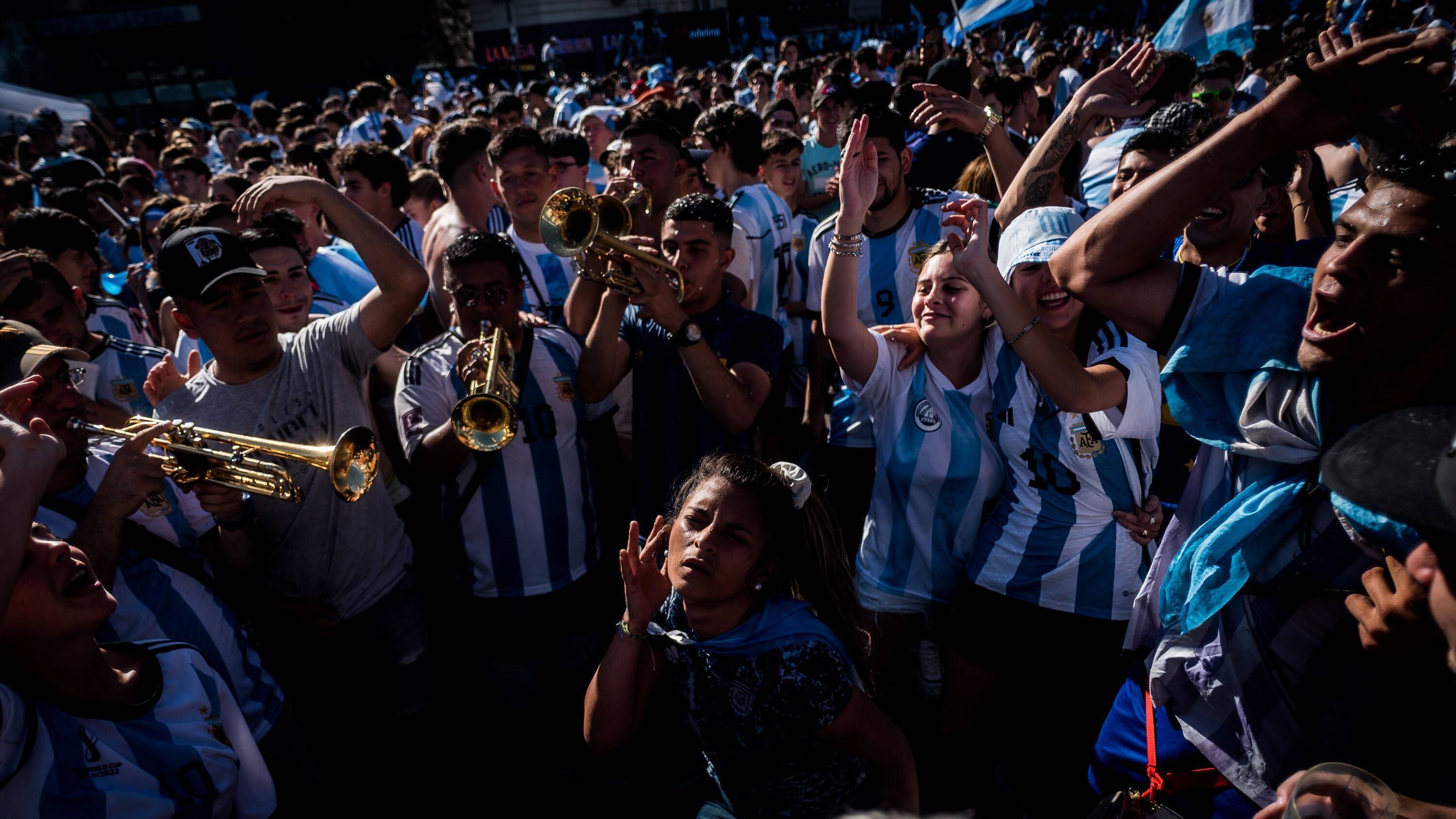 <strong>Argentinien: Weltmeister 2022</strong><br>Gut in Erinnerung ist den meisten Fans noch die gigantische Siegesfeier der Argentinier nach dem WM-Triumph in Katar. Bis zu fünf Millionen Menschen sollen ihre Helden auf den Straßen von Buenos Aires gefeiert haben ...
