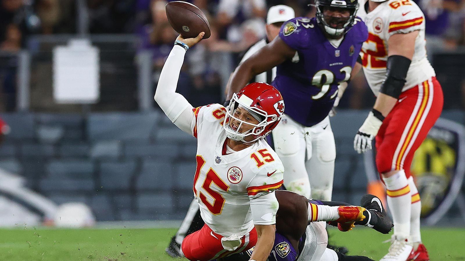 
                <strong>Touchdown-Pässe</strong><br>
                Auch dieser Vergleich fällt deutlich zu Gunsten von Mahomes aus. Der 27-Jährige hat in 80 Regular Season Spielen 192 Touchdown Pässe (2,4 im Schnitt), in den Playoffs sogar 32 in 12 Spielen (2,7 im Schnitt). Hurts kommt dagegen nur auf 44 Touchdowns in 34 Spielen der Regular Season (1,3 im Schnitt) und 3 Touchdowns in 3 Spielen in den Playoffs (1 im Schnitt). Heißt Mahomes gewinnt erneut – 6:1 für Mahomes
              