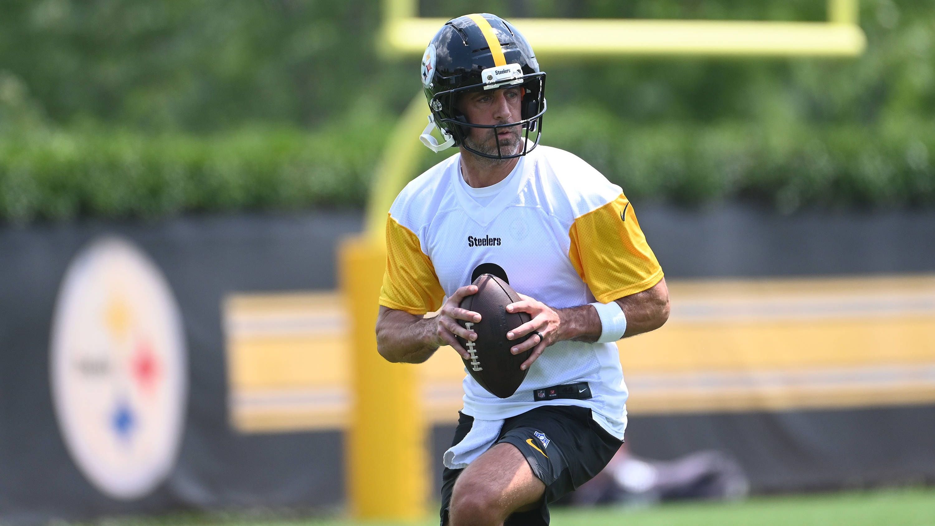 <strong>Aaron Rodgers (Pittsburgh Steelers)</strong><br>Wie der <a href="https://www.ran.de/sports/american-football/nfl/news/nfl-pittsburgh-steelers-aaron-rodgers-gibt-kurz-nach-seiner-unterschrift-sein-karriereende-bekannt-552423">41-Jährige in der "Pat McAfee Show" mitteilte</a>, sei er sich "ziemlich sicher", dass die Saison 2025 seine letzte in der NFL sein werde. Deshalb habe er bewusst nur einen Einjahresvertrag in Pittsburgh unterschrieben. <br>"Es geht darum, mit viel Liebe, Spaß und Friede die Sache zu beenden. Ich habe 20 Jahre in der NFL gespielt, das ist eine lange Zeit. Und ich könnte mir keinen besseren Ort vorstellen, es zu beenden, als bei einer der Eckpfeiler-Franchises der NFL", sagte er.