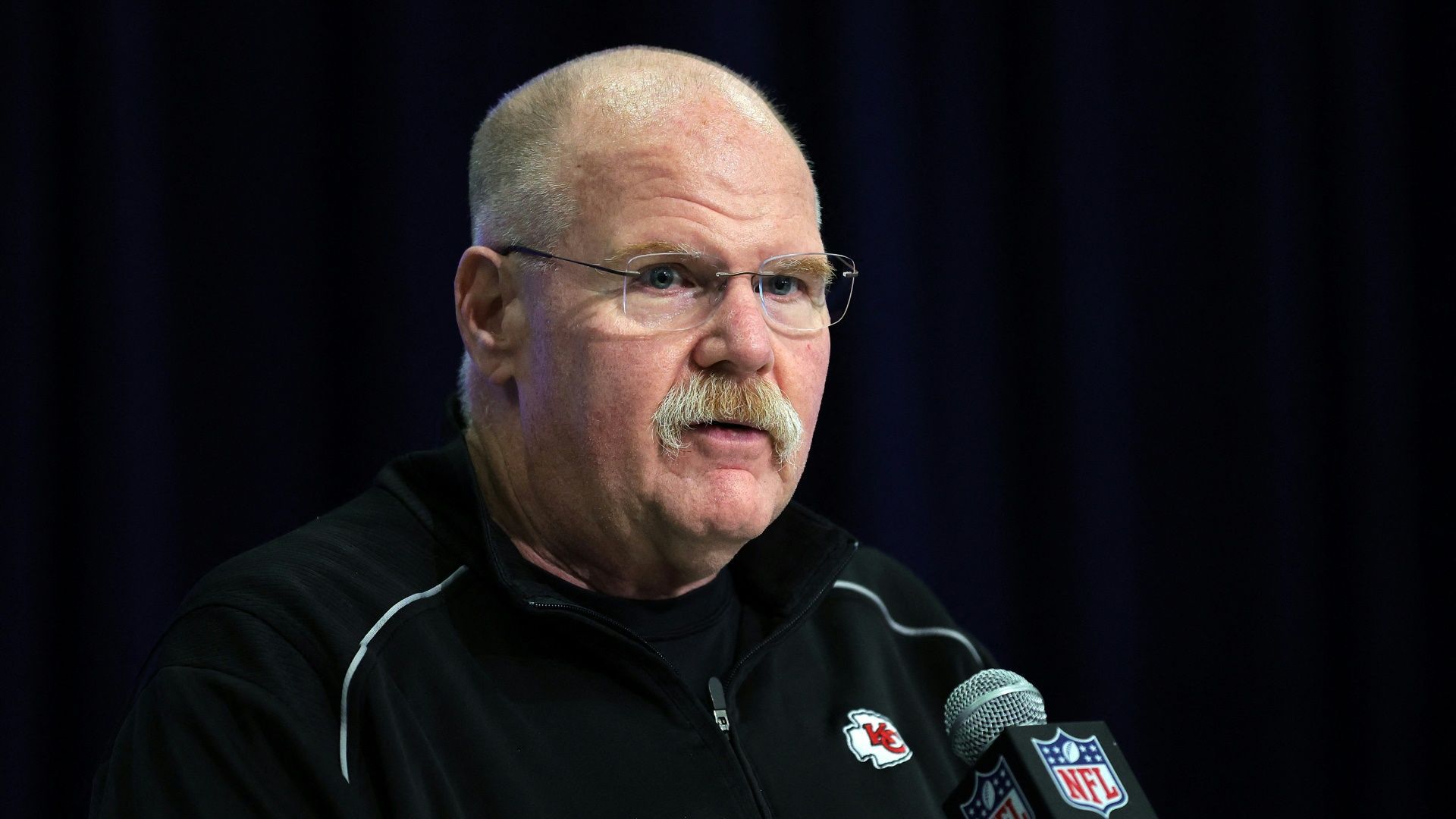 <strong>Chiefs leisten (monetäre) Anerkennung</strong><br>Bei den Chiefs genießt Andy Reid aufgrund der Erfolge absolute Rückendeckung. <a href="https://www.ran.de/sports/american-football/nfl/news/kansas-city-chiefs-vertag-verlaengerung-head-coach-andy-reid-general-manager-brett-veach-praesident-mark-donovan-laenge-gehalt-362346">Das bewies die Franchise jüngst und verlängerte den Vertrag des Erfolgscoaches bis 2029.</a>