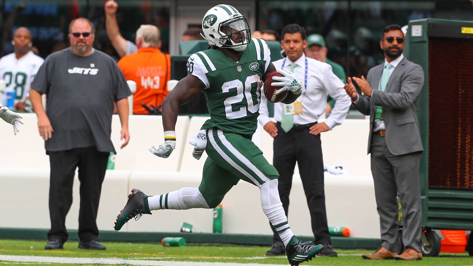 
                <strong>Week 5: Isaiah Crowell bricht Rushing-Rekord </strong><br>
                Isaiah Crowell ist gegen die Denver Broncos förmlich explodiert. Der Running Back lieferte zwei Touchdowns und 219 Yards bei nur 15 Carrys - NFL-Rekord! Mit einem Durchschnitt von 14,6 Yards per Carry bricht er den Rekord von Derrick Ward aus dem Jahr 2008 - Ward kam "nur" auf einen Durchschnitt von 14,3. Außerdem hat Crowell einen Franchise-Rekord der New York Jets aufgestellt. Kein Jets-Spieler ist jemals für 219 Yards in nur einem Spiel gelaufen.  
              