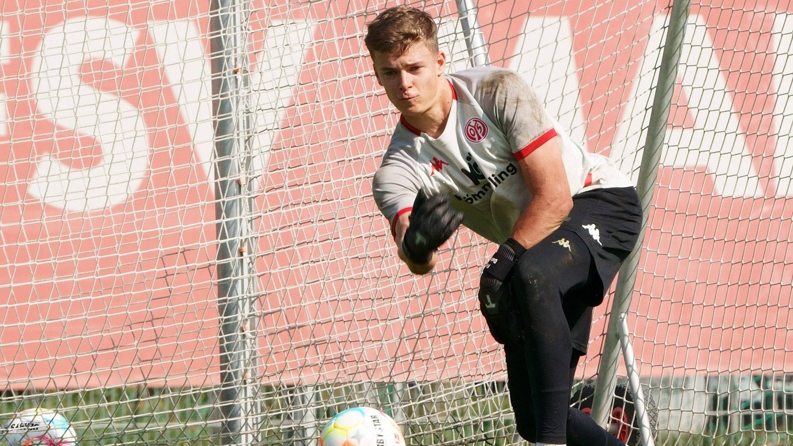 
                <strong>Finn Dahmen (1. FSV Mainz 05)</strong><br>
                Die "Bild" wirft mit dem Mainzer Finn Dahmen einen weiteren Kandidaten aus der Bundesliga ins Rennen. Er ist nur Ersatz von Robin Zentner und liebäugelt mit einem Wechsel. Im Sommer 2022 wurde Dahmen schon mit Augsburg in Verbindung gebracht. Anders als Horn ist der 24-jährige Dahmen aber weit davon entfernt, ein etablierter Bundesliga-Keeper zu sein - in seiner Vita stehen nur fünf Einsätze. Dabei kassierte er satte 13 Treffer - fünf davon Anfang 2021 beim Mainzer Gastspiel in München. Allerdings wurde er als Stammkeeper 2021 mit der deutschen U 21 Europameister.
              