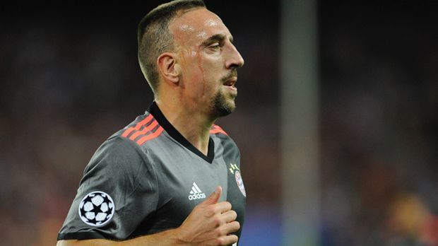 
                <strong>Franck Ribery</strong><br>
                Der Franzose versuchte immer wieder, die Atletico-Abwehr mit seinem Tempo in Bedrängnis zu bringen. Doch an der Strafraumgrenze war in den meisten Fällen bereits Schluss. Dem Franzosen fehlte an diesem Abend ein Stück seiner Genialität. ran-Note: 3-
              