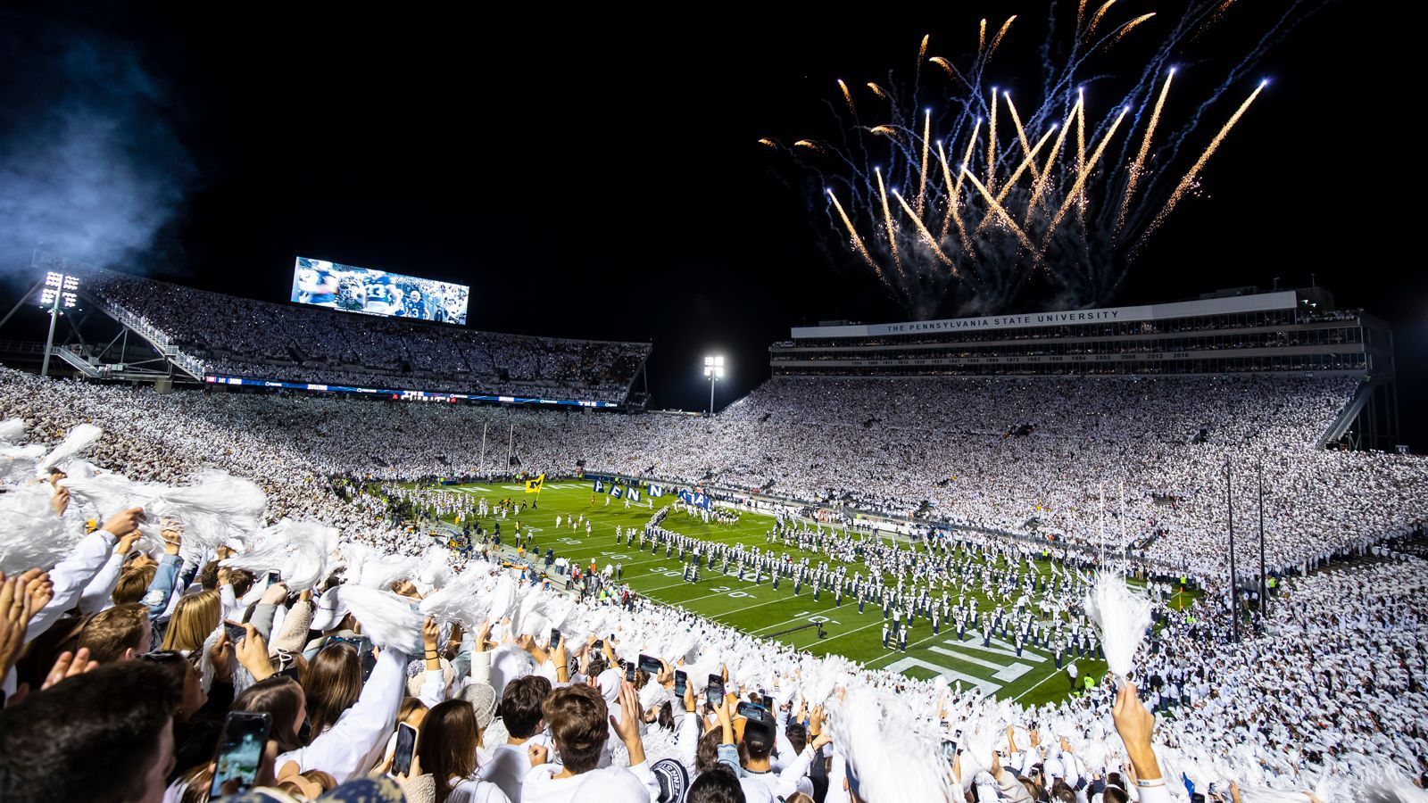 
                <strong>Penn State - Das Stadion</strong><br>
                Das Beaver Stadium ist mit seinen 107.282 Zuschauerplätzen ein wahrer Koloss unter den Sportstätten. Während eines "White Out"-Games tragen alle Zuschauer möglichst weiße Bekleidungsstücke. Eine unbeschreibliche Stimmung wird erzeugt. Das diesjährige "White Out" gegen die Michigan Wolverines gewann Penn State mit 28-21. Und die schreiende und kreischende Masse hatte Erfolg: Gleich beim ersten Play des Spiels sorgten sie für eine Miss-Kommunikation zwischen Center und Quarterback der Wolverines.
              