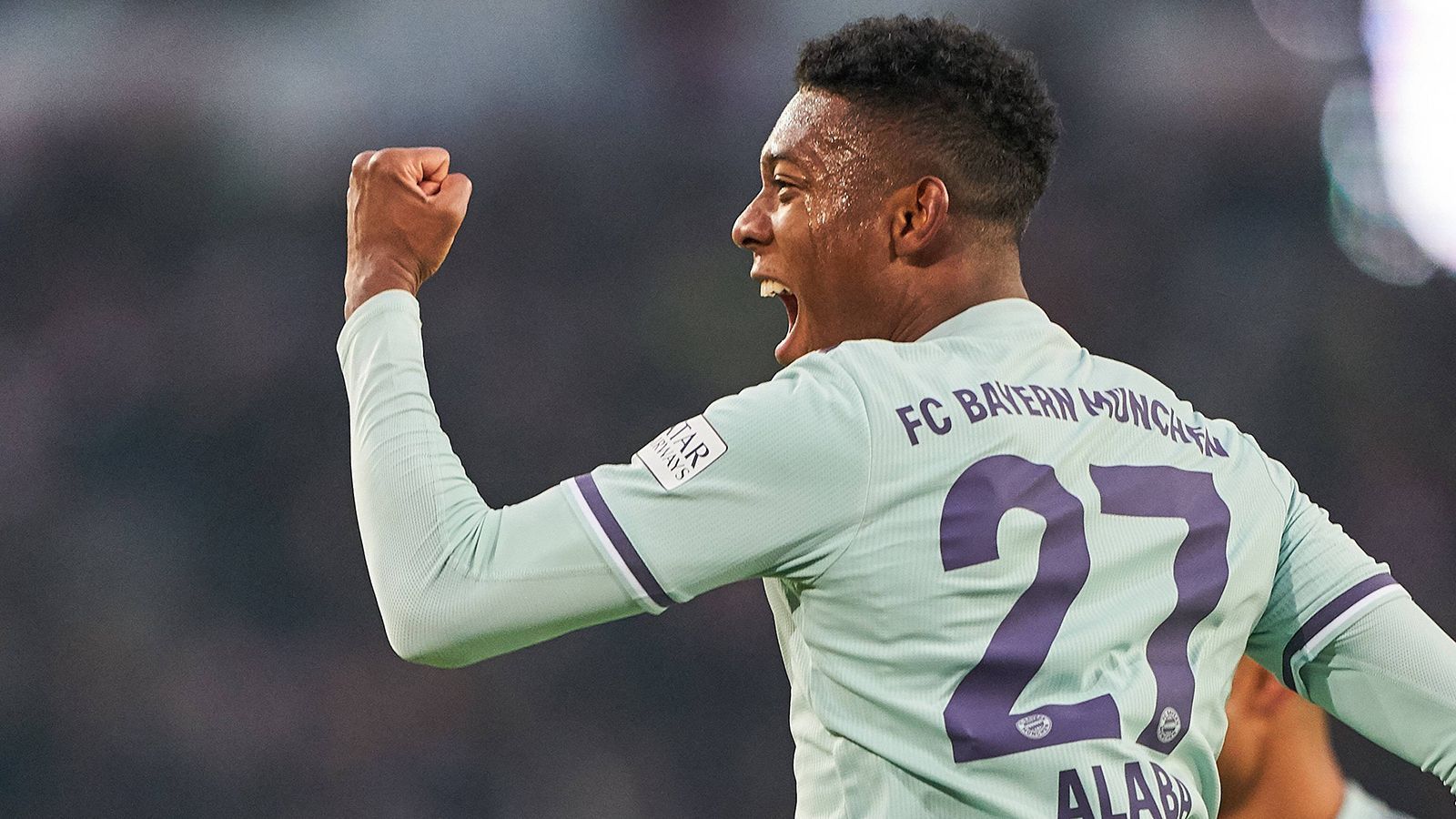 
                <strong>Linksverteidiger: David Alaba</strong><br>
                Jahrelang war der Österreicher von seiner linken Seite nicht wegzudenken. Alaba ist bei den Bayern zum Vorbild geworden, zum Leader und zum Unterschiedsspieler. Keiner war auf der linken Bahn besser als er. Bis es ihn 2021 zu Real Madrid zog.
              