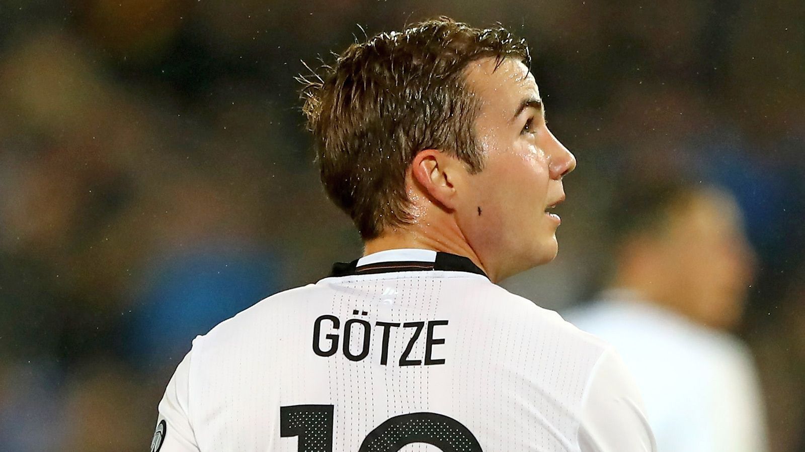 
                <strong>Mario Götze (Angriff)</strong><br>
                Solange er beim BVB weiterhin nur zweite Wahl ist und keine Spielpraxis sammelt, darf Götze auch für Löw kein Thema sein. Hier muss der Bundestrainer konsequent bleiben - WM-Finaltor 2014 hin oder her. Fängt der 26-Jährige wieder an zu zaubern, gibt es für ihn sicher auch einen Platz im DFB-Team. Aber eben erst dann.
              