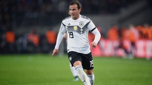 
                <strong>Mario Götze (Deutschland)</strong><br>
                Auf die deutsche Nationalmannschaft warten zum Auftakt ins Länderspieljahr gleich zwei Klassiker gegen Brasilien und Spanien. Mit Mario Götze fehlt jedoch ein großer Name im Kader von Bundestrainer Joachim Löw. "Er hat ein unglaubliches Potenzial und ist ein Spieler, dem ich eigentlich auch vertraue. Aber im Moment ist er noch nicht in der Form, in der wir ihn uns wünschen", sagte Löw zuletzt bei "Eurosport" zu den Gründen der Nicht-Berücksichtigung des Dortmunders, der das DFB-Team 2014 noch zum WM-Titel schoss. Doch die WM-Türe ist für Götze natürlich nicht endgültig zu. "Ich wünsche mir von ihm, dass er aus seiner Position wieder mehr in die Spitze geht. Wir müssen ihm helfen, dass er daran arbeitet und die nächsten zwei Monate nutzt", erklärte Löw.
              