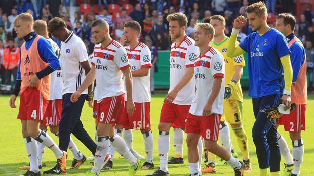 
                <strong>Hamburger SV</strong><br>
                Testspiele/DFB-Pokal: Der Hamburger SV hat in der Vorbereitung nur zwei Testspiele gegen unterklassige Gegner gewonnen. Danach gab es noch zwei Unentschieden und drei Niederlagen mit teilweise kuriosen Gegentreffern, etwa aus 70 Metern Entfernung. Im Pokal folgte die nächste Blamage: Aus in Überzahl in Osnabrück (1:3). Personal: Von den Neuen hat es kurzfristig nur Andre Hahn in die Startelf geschafft. Keeper-Hoffnung Julian Pollersbeck nahm sich durch zahlreiche Patzer in der Vorbereitung selbst aus dem Rennen. Form: Der HSV ist schon am Anfang der Saison dort, wo man ihn mittlerweile gewohnt ist - in der Krise. Spätestens das Pokal-Aus verdeutlichte diesen Umstand nach ohnehin schwachen Testspiel-Ergebnissen im Vorfeld. ran-Check: 3 Punkte
              