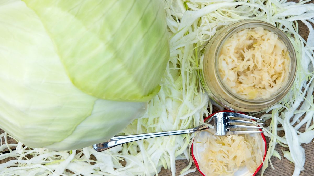 Kalorienarm und vitaminreich: Sauerkraut am besten selber machen