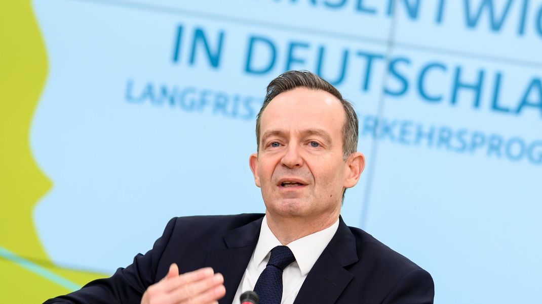 Volker Wissing stellt bei einer Pressekonferenz im Bundesministerium für Verkehr und Digitales die neue Verkehrsprognose bis 2051 vor.