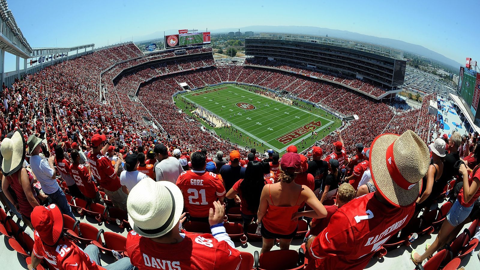 <strong>Levi’s Stadium (Santa Clara, Kalifornien) - Kapazität: 68.500</strong><br>Der Vertrag mit dem Namenssponsor Levi Strauss &amp; Co. hat eine Laufzeit von 20 Jahren und ein Volumen von 220,3 Mio. US-Dollar. Levi Strauss &amp; Co. hat die Option, den Vertrag mit den Betreibern des Stadions der San Francisco 49ers um fünf Jahre zu verlängern, bei noch einmal 75 Mio. US-Dollar. Der Vertrag besteht seit der Eröffnung 2014.