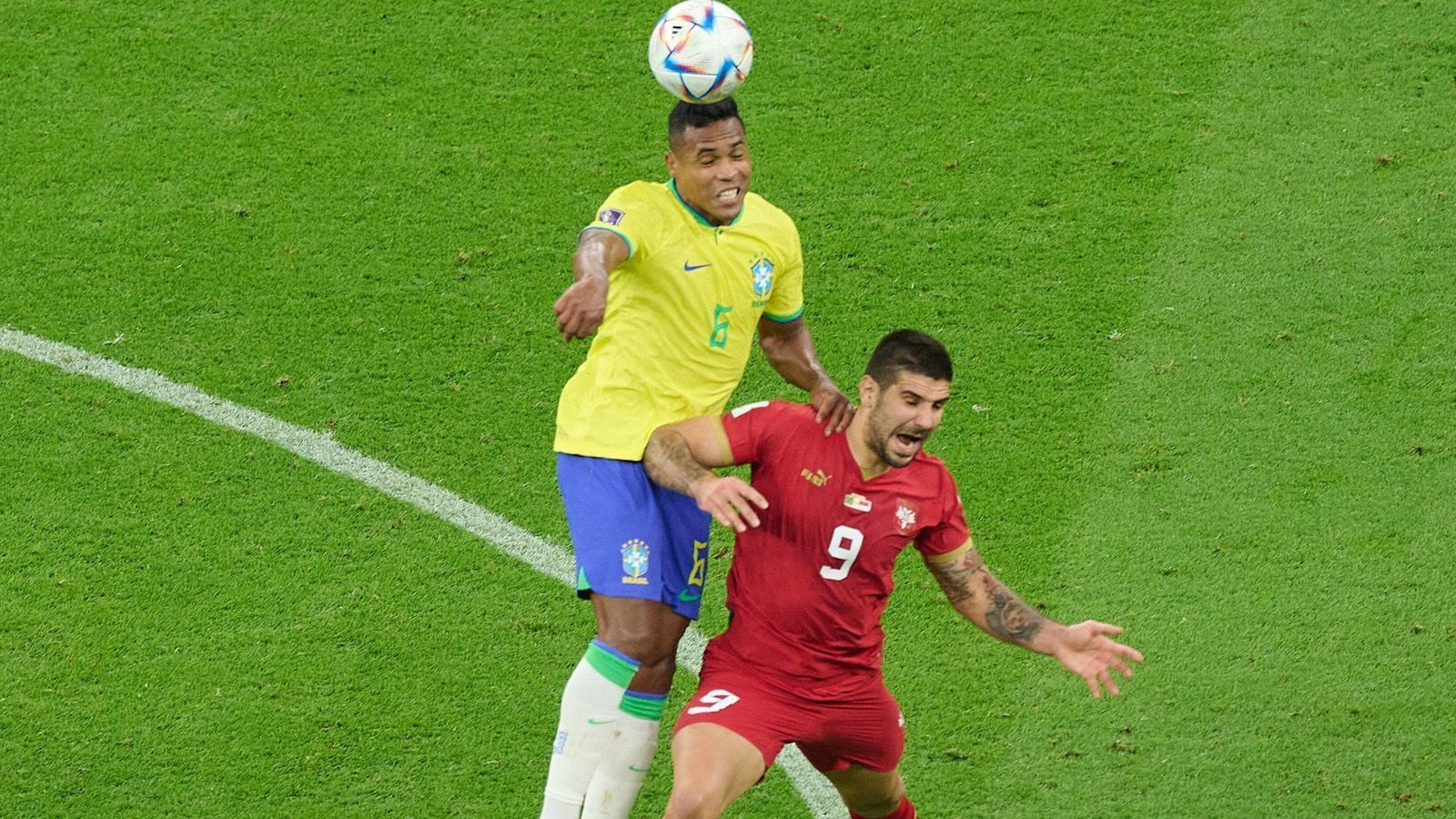 
                <strong>Defensive</strong><br>
                Die Abwehr Brasiliens gilt ein wenig als Schwachstelle, musste gegen Serbien aber kaum eingreifen. Wie anfällig die Defensive also ist, wenn man nicht nur mit den eigenen Defensivaufgaben beschäftigt ist, muss sich also erst noch zeigen.
              
