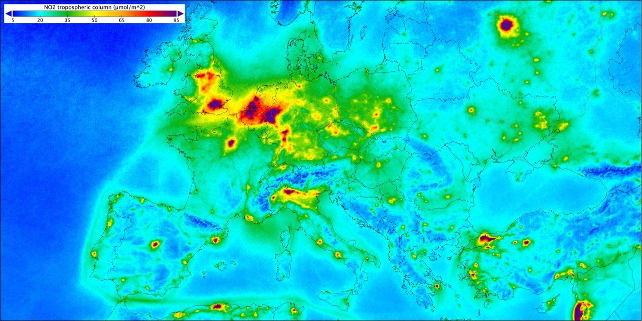 Satelliten können auch die Verursacher der Luftverschmutzung ermitteln. Auf dieser vom ESA-Satelliten Sentinel-5P erstellten Europakarte lässt sich ablesen, wo am meisten Stickstoffdioxid in die Luft geblasen wird.