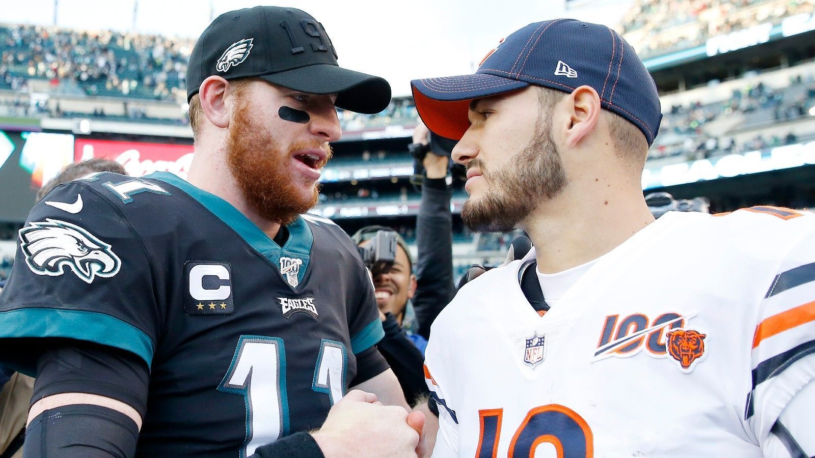 
                <strong>Chicago Bears</strong><br>
                Ohne zu wissen, wer der GM sein wird, gehört die Verpflichtung eines QB-Routiniers zu den Szenarien der Bears für 2021. Mitchell Trubisky hat zuletzt alles andere als überzeugt. Dass das Team Wentz holen, und ihn mit Super-Bowl-Held und Backup Nick Foles wieder vereinen könnte, wäre schon ziemlich witzig. Vieles hängt bei den Bears vom neuen GM ab. Will er einen Neuaufbau, dann hat Wentz keine Chance. Finanziell erscheint ein möglicher Deal eher weniger sinnvoll, vor allem, wenn man auf die Cap-Space-Situation der Bears und deren viele andere Bedürfnisse blickt.
              