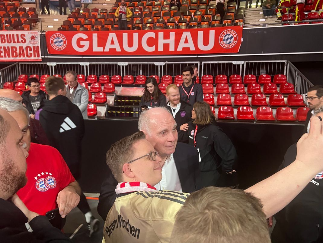 Wie immer im Mittelpunkt: Ehren-Präsident Uli Hoeneß steht nach der Bayern-Jahreshautversammlung für Selfies bereit