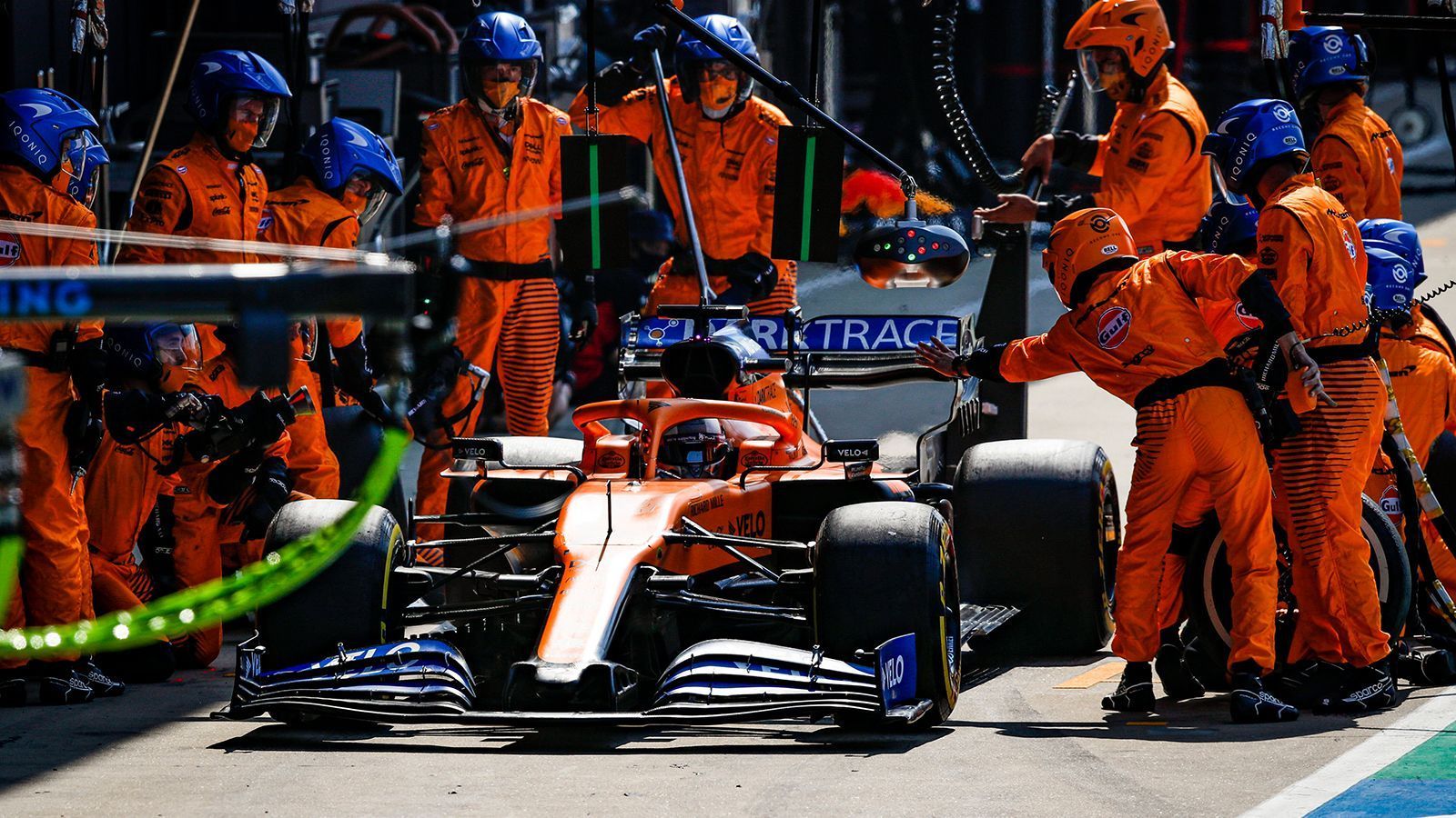 
                <strong>VERLIERER: McLaren</strong><br>
                Nach dem guten Start in die Saison läuft es für das traditionsreiche Team nur noch schleppend. Wieder gibt es in Silverstone nur einen Punkt für McLaren, Lando Norris landet auf P9. Für Carlos Sainz geht aufgrund ähnlicher Reifenprobleme wie Mercedes gar nichts - am Ende P13. Wirklich viel geht nicht voran. Nach guten Leistungen zu Beginn der Saison doch eine Enttäuschung.
              