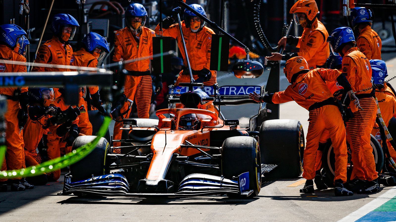 
                <strong>VERLIERER: McLaren</strong><br>
                Nach dem guten Start in die Saison läuft es für das traditionsreiche Team nur noch schleppend. Wieder gibt es in Silverstone nur einen Punkt für McLaren, Lando Norris landet auf P9. Für Carlos Sainz geht aufgrund ähnlicher Reifenprobleme wie Mercedes gar nichts - am Ende P13. Wirklich viel geht nicht voran. Nach guten Leistungen zu Beginn der Saison doch eine Enttäuschung.
              