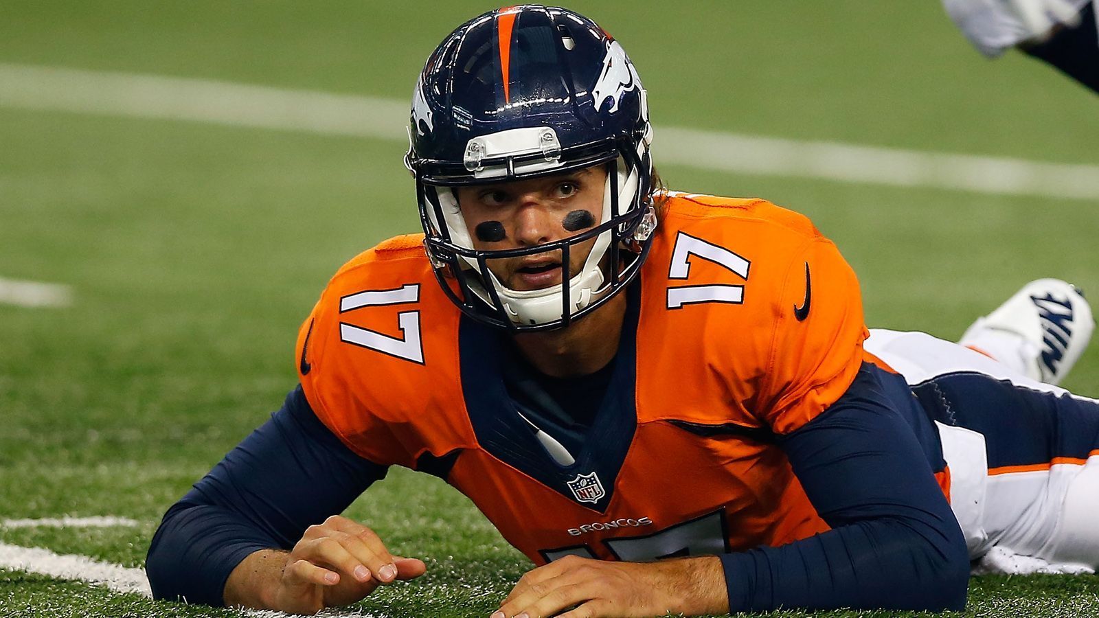 
                <strong>Brock Osweiler</strong><br>
                Der erste gedraftete Quarterback von Elway. Die Broncos schnappten sich Brock Osweiler in der zweiten Runde des NFL-Drafts 2012 und wollten Osweiler als talentierten Backup hinter Manning aufbauen. 2015 durfte Osweiler in sieben Pflichtspielen starten, weil Manning verletzt ausfiel. Er beendete die Saison mit einem ordentlichen Quarterback-Rating von 86,4 und unterschrieb dann einen Vierjahresvertrag bei den Houston Texans. Nachdem er nach einer enttäuschenden Saison zu den Cleveland Browns getraded und dort entlassen wurde, kehrte er im September 2017 zu den Broncos zurück und absolvierte vier Spiele. Allerdings konnte er auch in seiner zweiten Zeit in Denver nicht überzeugen und zog 2018 weiter zu den Miami Dolphins. 
              