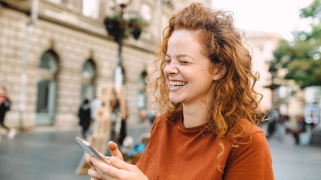 Ob lang oder kurz, stufig geschnitten oder mit Pony – wir haben die trendigsten Frisuren mit Locken für euch zusammengefasst. Erfahrt jetzt alles über die 7 besten Frisuren im Artikel! 