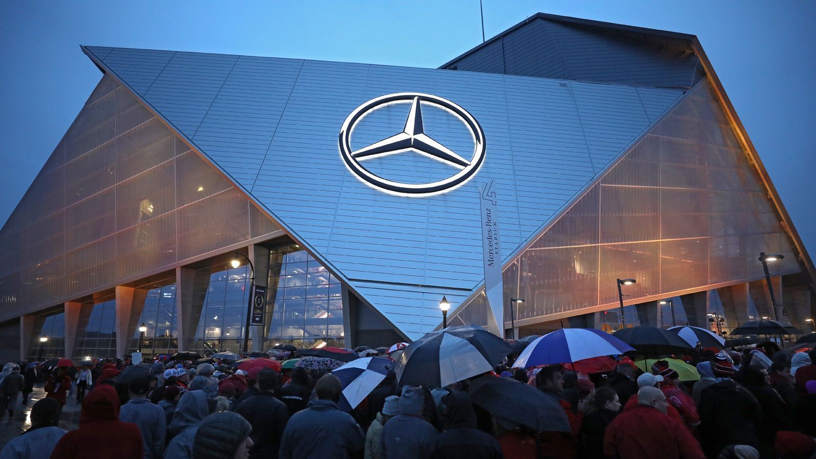 
                <strong>27 Jahre Vertragslaufzeit</strong><br>
                Der Autobauer aus Schwaben sicherte sich die Namensrechte am neuen Stadion gleich für über ein Vierteljahrhundert. Insgesamt 27 Jahre, bis ins Jahr 2042, wird das Stadion den Namen des Autobauers tragen. Darüber hinaus ist der Daimler-Konzern mit der Marke Mercedes-Benz auch mit Namensrechten in Louisiana, Berlin, Stuttgart und Shanghai vertreten.  
              