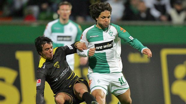 
                <strong>Diego</strong><br>
                Diego: Aus immerhin 62 Metern schlägt der ehemalige Bremer Spielmacher gegen Alemannia Aachen zu. Er schlenzt den Ball in der Schlussminute zum 3:1 für die Werderaner ins verwaiste Tor. Der Treffer des Brasilianers wird anschließend sogar zum Tor des Jahres 2007 gewählt.
              