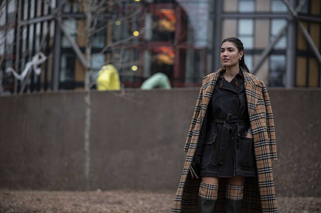 February 18, 2019 - London, England - Burberry.Streetstyle, ppl, People on street, Woman, London fashion week 2019 Women ready to wear for Fall Winter Autumn, GB England .People on street, Streetstyle, Fashion, Style, Trend, Look, Outfit