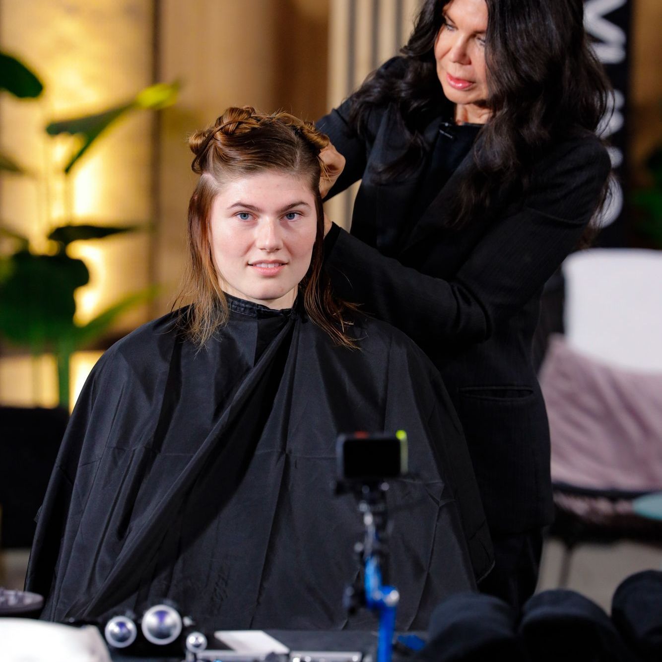 Lea begibt sich beim Umstyling in die Hände von Profi-Stylistin Wendy Iles.