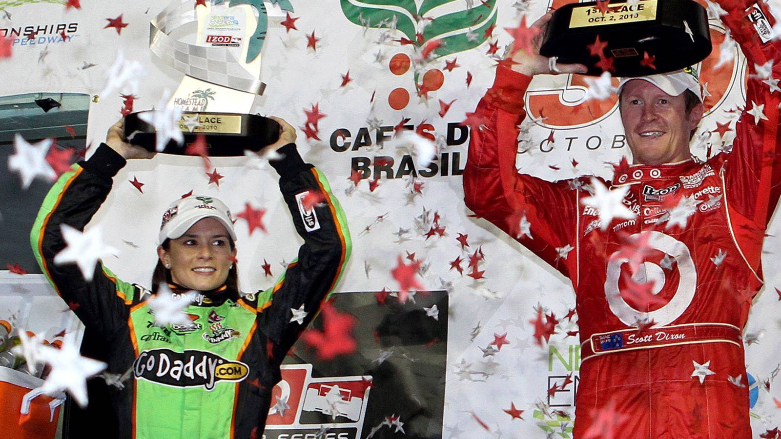 
                <strong>Danica Patrick: Die schnellste Frau der Welt hört auf</strong><br>
                2008 gewann sie ihr erstes Rennen im Formelsport, Patrick siegte in Motegi. Da bewies sie einmal mehr, dass ihr Ovalkurse am meisten liegen. Mit dem Sieg hatte sie sich einen Eintrag in den Motorsport-Gesichtsbüchern gesichert. Und spätestens jetzt war sie auch bei Sponsoren sehr beliebt. Einen Sieg holte sie zwar nicht mehr.
              