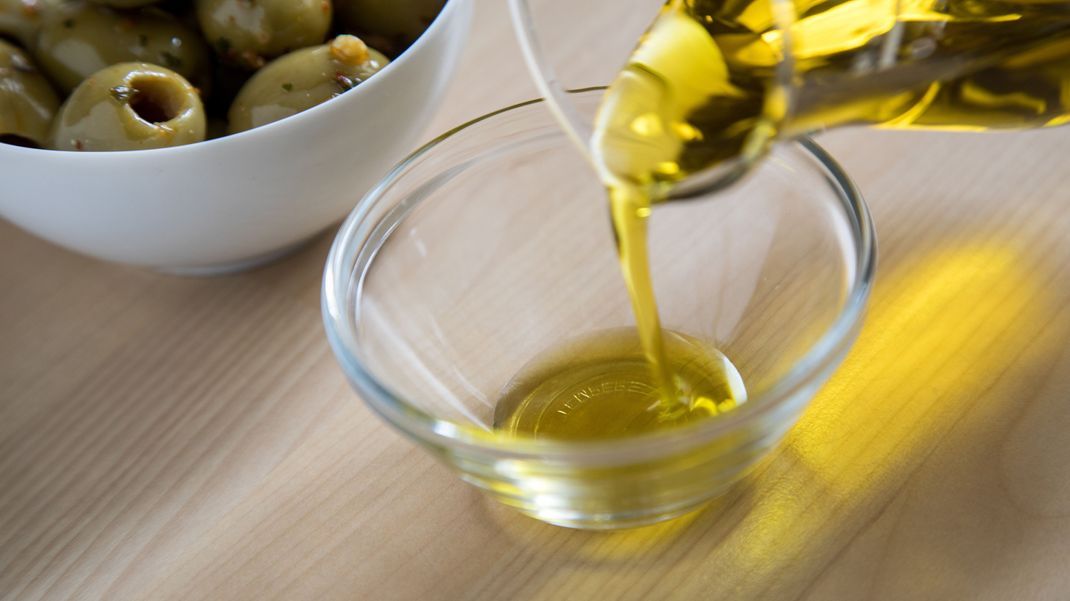 Symbolbild: Olivenöl ist wohl in so ziemlich jeder Küche zu finden. Nun hat ein Hersteller einen Rückruf gestartet.