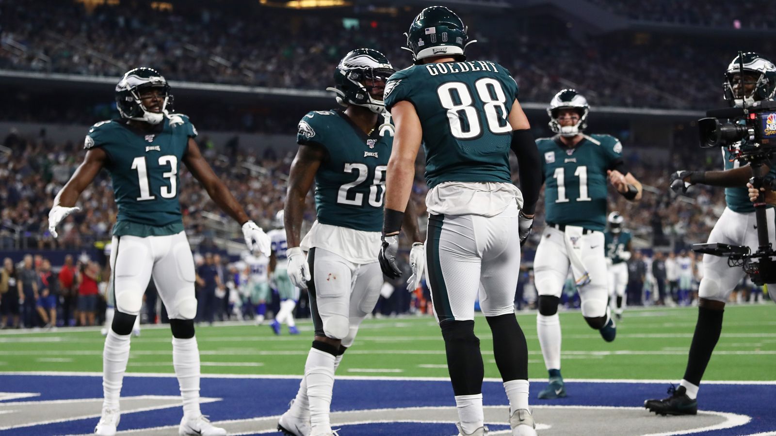 
                <strong>Platz 15: Philadelphia Eagles</strong><br>
                Bilanz: 4-4Letzte Spiele: W,L,LDer imposante 31:13-Sieg über die Buffalo Bills könnte dem 2018-Super-Bowl-Champion den nötigen Aufschwung geben. Quarterback Carson Wentz spielt gut, Jordan Howard und Rookie Miles Sanders formen ein starkes Running-Back-Duo. Von Pro-Bowl-Defensive-Tackle Fletcher Cox hätten viele mehr als 2,5 Sacks nach acht Spielen erwartet. 
              