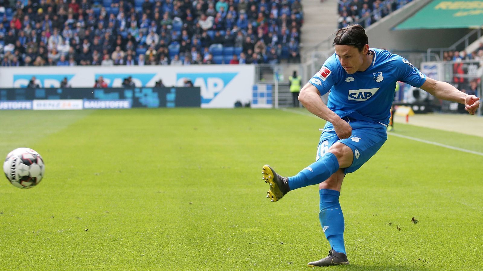 
                <strong>Abwehr: Nico Schulz (1899 Hoffenheim)</strong><br>
                Nico Schulz wechselt in der kommenden Saison nach Dortmund. Das allein lässt schon erahnen, welch starke Saison der Außenverteidiger in Hoffenheim spielt. Mit seiner Schnelligkeit und seinen brandgefährlichen Flanken ist er auch längst ein Kandidat für Bundestrainer Joachim Löw. 
              