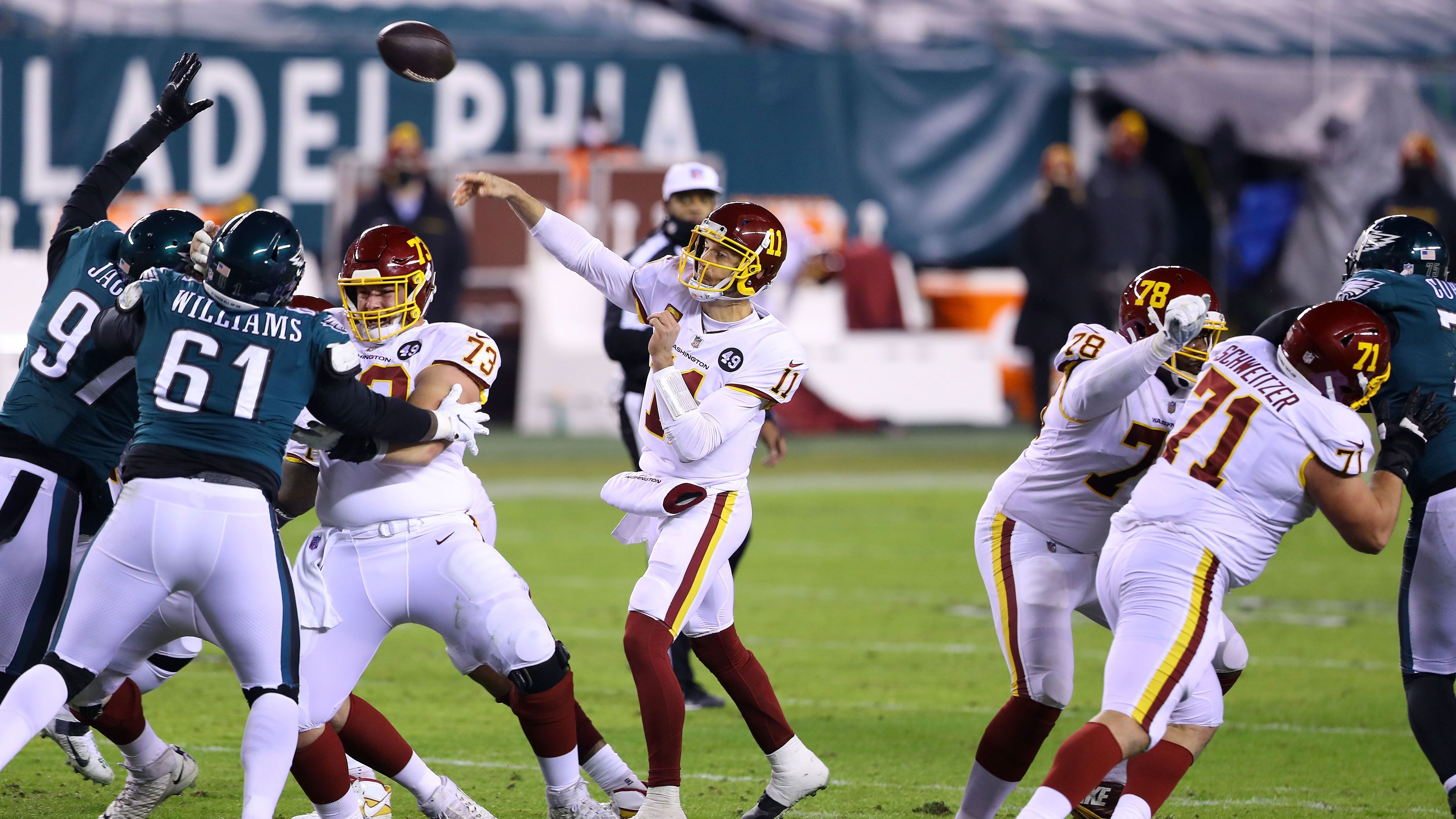 
                <strong>Verlierer: Die NFC East</strong><br>
                Erst zum dritten Mal in der Geschichte der NFL zieht ein Team mit negativer Bilanz in die Playoffs ein. Geschuldet ist das dem Schneckenrennen in der NFC East. Über die ganze Saison hinweg konnte keines der vier Teams mal eine Erfolgsserie starten, früh stellte sich die Division als schwächste der insgesamt acht heraus. Schlussendlich setzt sich nun das Washington Football Team mit einer Bilanz von 7-9 durch und steht in den Playoffs. Die Miami Dolphins hingegen sind trotz einer 10-6-Bilanz nicht in der Postseason vertreten.
              