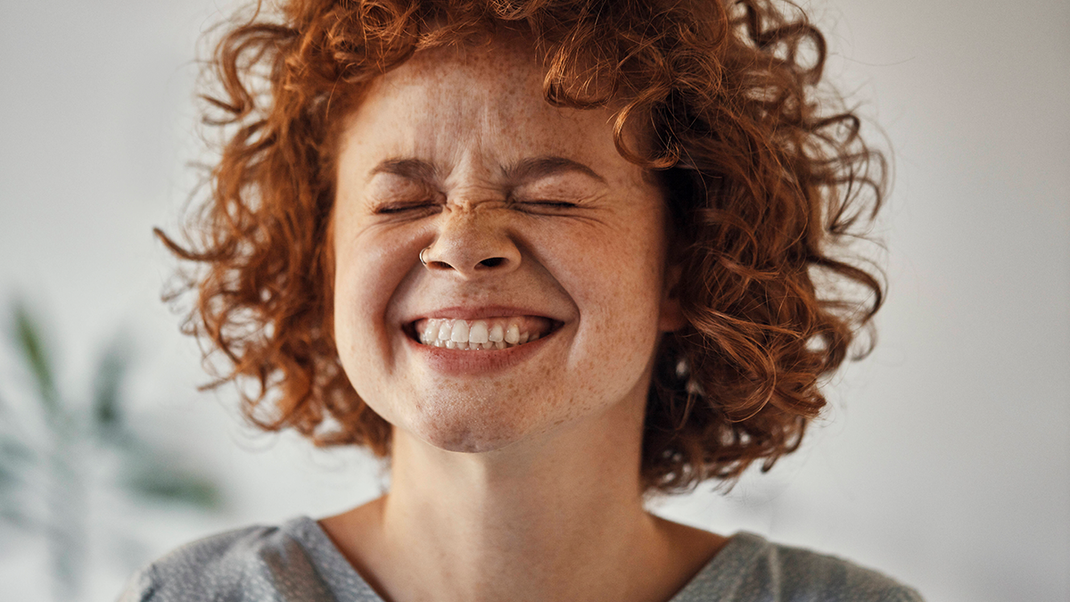 Strahlend weiße Zähne – ja, das geht auch ohne Bleaching-Behandlung. Wir verraten euch, warum ihr auf natürliches Kokosnussöl setzen solltet.