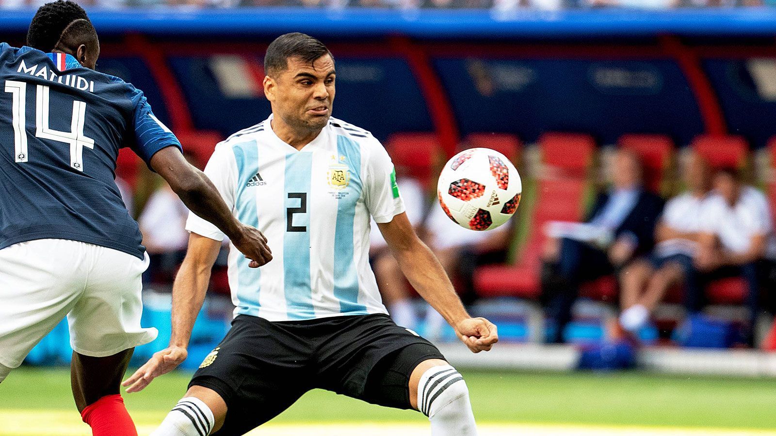 
                <strong>Gabriel Mercado</strong><br>
                Einer der Besseren in einem spielerisch schwachen argentinischem Team. Erobert Bälle, weiß dann aber mangels Anspielstationen oft nicht, wohin damit. Wenn es gefährlich wird, dann aber über seine rechte Seite. Nach der Pause mit einem Geniestreich. Legt einen Freistoß von Banega zurück auf Messi. Lenkt dessen Torschuss dann unhaltbar für Lloris zur 2:1-Führung ins Netz. ran-Note: 3
              
