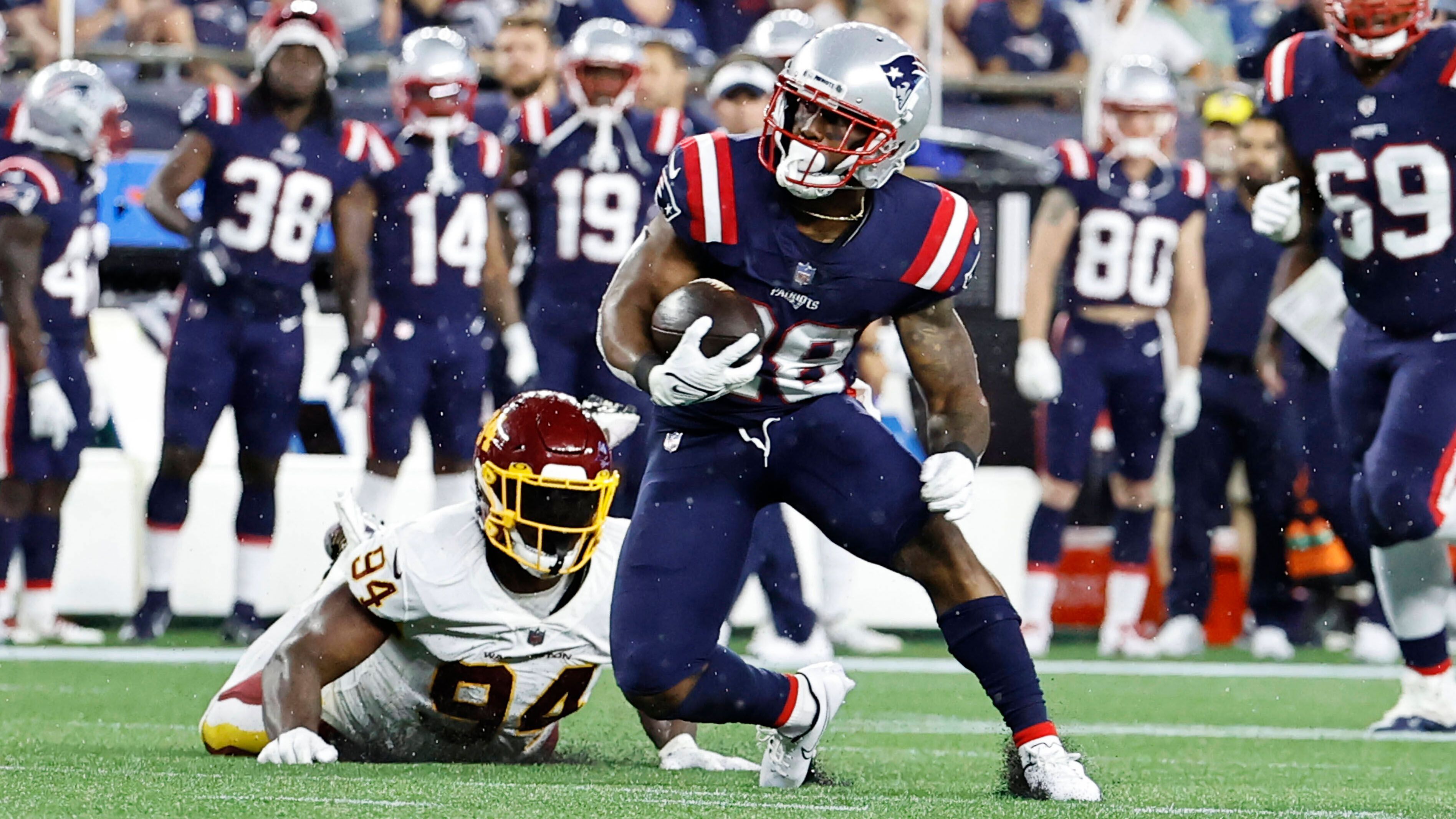 
                <strong>James White</strong><br>
                Dieses Bild setzt sich bisher auch in der Preseason fort. Während der zwei Siege verzeichnet der Routinier keinen einzigen Rushing Yard und lässt seinen jüngeren Mitspielern den Vortritt. Als Passempfänger liefert White hingegen eine solide Leistung ab: Zwei Catches für 22 Yards gegen Washington und zwei Catches für 13 Yards gegen die Eagles. Ähnlich wie Harris wird auch White nur für eine begrenzte Zeit eingesetzt, wodurch sich die vergleichsweise niedrigen Werte erklären lassen. Zum Start der Regular Season (ab 10. September live auf ProSieben, ProSiebenMAXX und ran.de) dürfte sich dieser Umstand ändern.
              