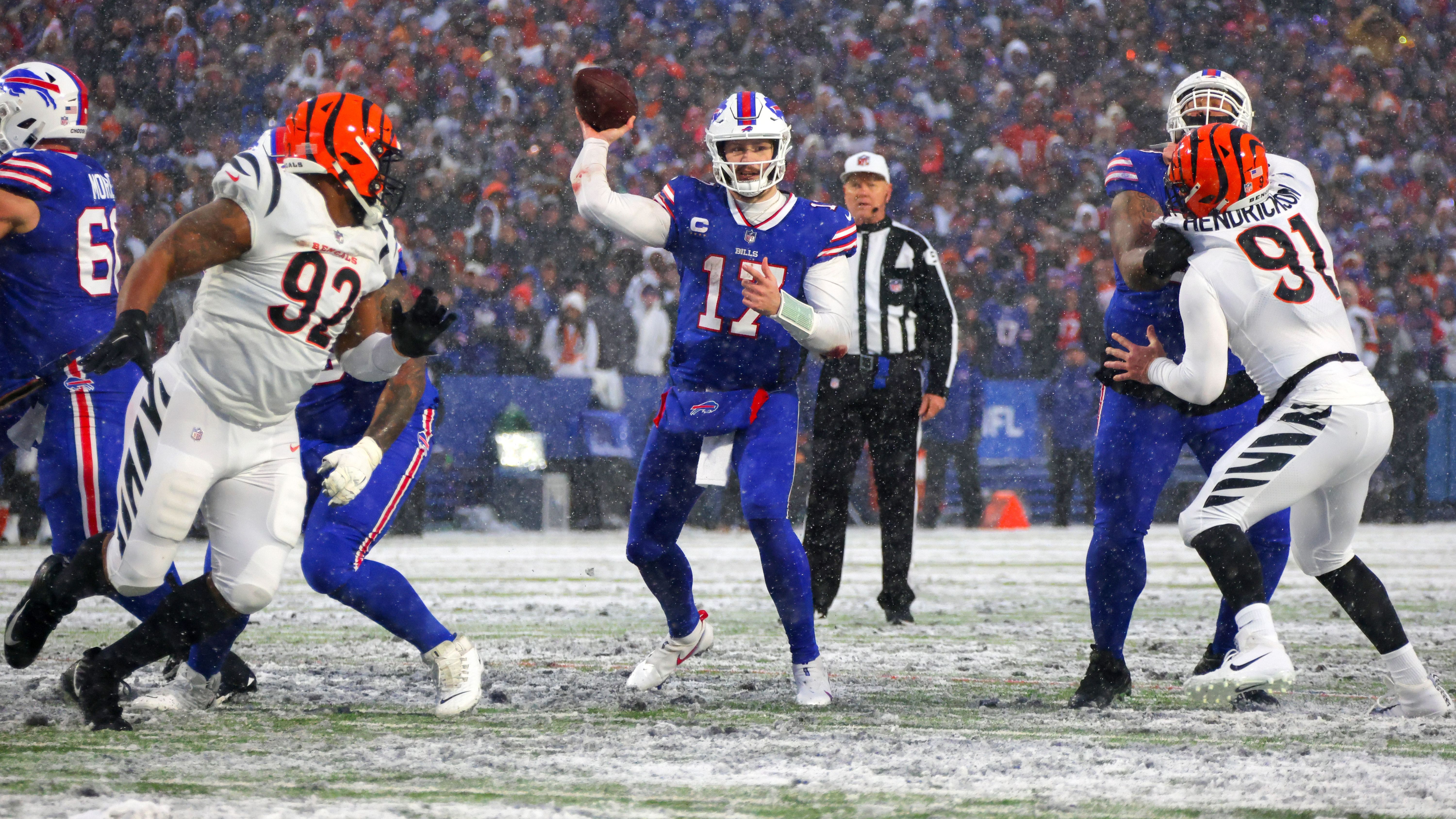 <strong>Buffalo Bills: Rückblick</strong><br>• Bilanz in der regulären Saison 2022/23: 13 – 3 <br>• Playoffs: Aus in der Divisional Round (10:27 gegen die Cincinnati Bengals) <br>• Wichtige Abgänge: Tremaine Edmunds (Inside Linebacker), Devin Singletary (Running Back)