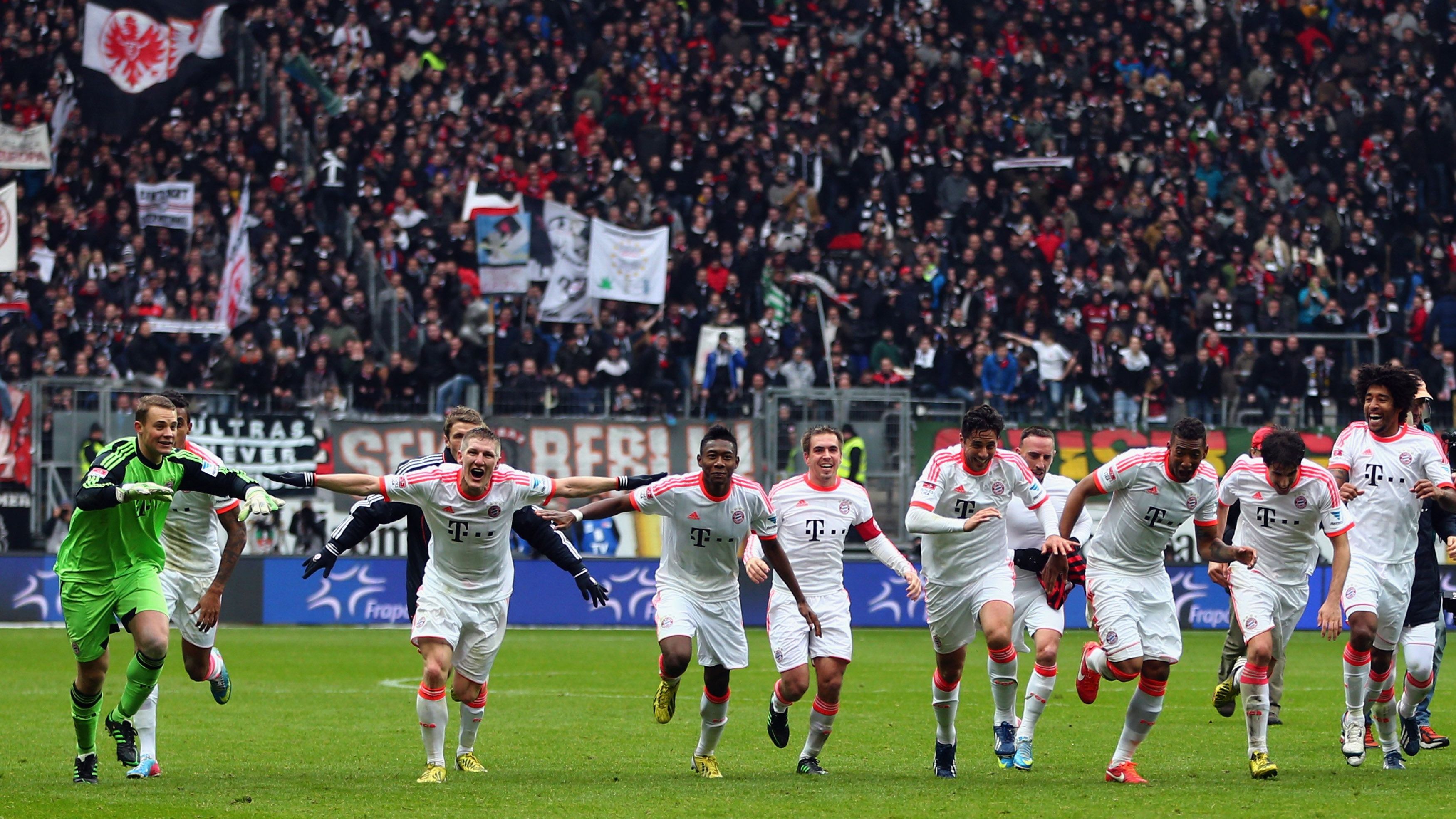 <strong>Bayern Münchens Rekordsaison</strong><br>Zum ersten Mal nach drei Jahren wieder gewinnt der FC Bayern München 2013 die Meisterschaft. Und das so früh wie noch nie: Bereits am 28. Spieltag macht der FCB die Meisterschale klar. Es ist einer von vielen Rekorden, die von den Bayern in der dominanten Saison gebrochen werden...&nbsp;