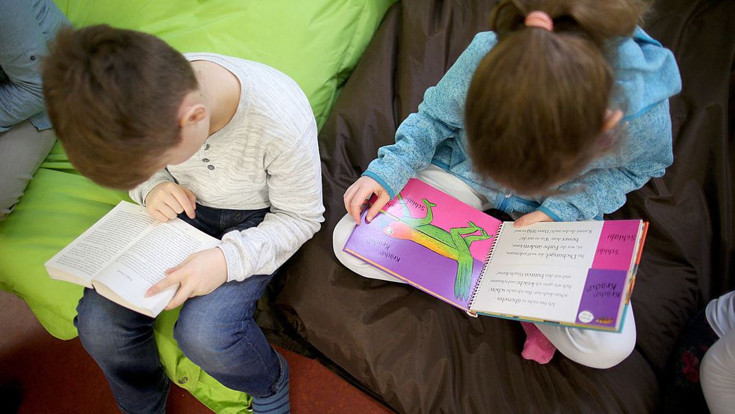 Kinder lesen im Leseclub einer Grundschule.