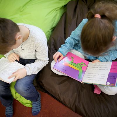 Kinder lesen im Leseclub einer Grundschule.