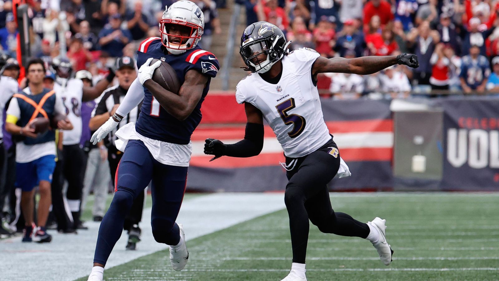 
                <strong>Gewinner: Devante Parker (New England Patriots)</strong><br>
                Eigentlich war es kein guter Tag für die New England Patriots. Neben der Niederlage gegen die Baltimore Ravens verletzte sich auch noch Franchise-Quarterback Mac Jones am Knöchel und wird für ein paar Wochen ausfallen. Einer hatte jedoch sein Breakout-Spiel: Wide Receiver Devante Parker. Der bis dato ruhig gestellte Parker fing nahezu alles, was in seine Richtung flog und fangbar war (fünf Catches für 156 Yards). Dabei zeigte Jones mit einem Playmaker wie Parker endlich etwas, was ihm vorher abging: Genaue, tiefe Bälle, mal vor den Receiver und mal auf die Außenschulter. Wenn Jones zurückkommt, steht einer erfolgreichen Connection mit Parker nichts mehr im Wege.
              