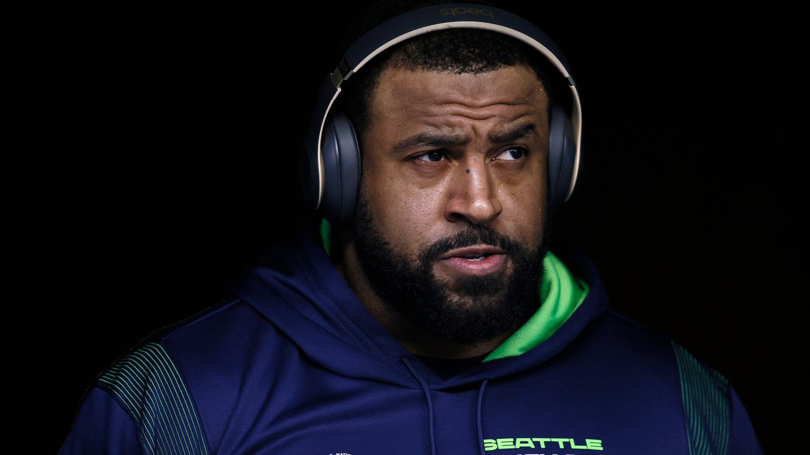 
                <strong>Duane Brown</strong><br>
                Duane Brown spielt seit 14 Jahren auf einer der wichtigsten Positionen in der Liga und hat auch mit 36 Jahren noch bewiesen, dass er ein exzellenter Left Tackle ist. 2021 schaffte er es noch in den Pro Bowl, vergangene Saison startete er alle Spiele für die Seattle Seahawks. Der fünfmalige Pro Bowler sollte bei einigen Teams noch auf der Liste stehen, die Erfahrung auf der Position brauchen. Vor allem die Pittsburgh Steelers waren wohl schon im Gespräch, die die Ära nach Ben Roethlisberger vermutlich mit Rookie Kenny Pickett starten - ein Spieler wie Brown würde ihm den Start in die NFL sicher etwas erleichtern.
              