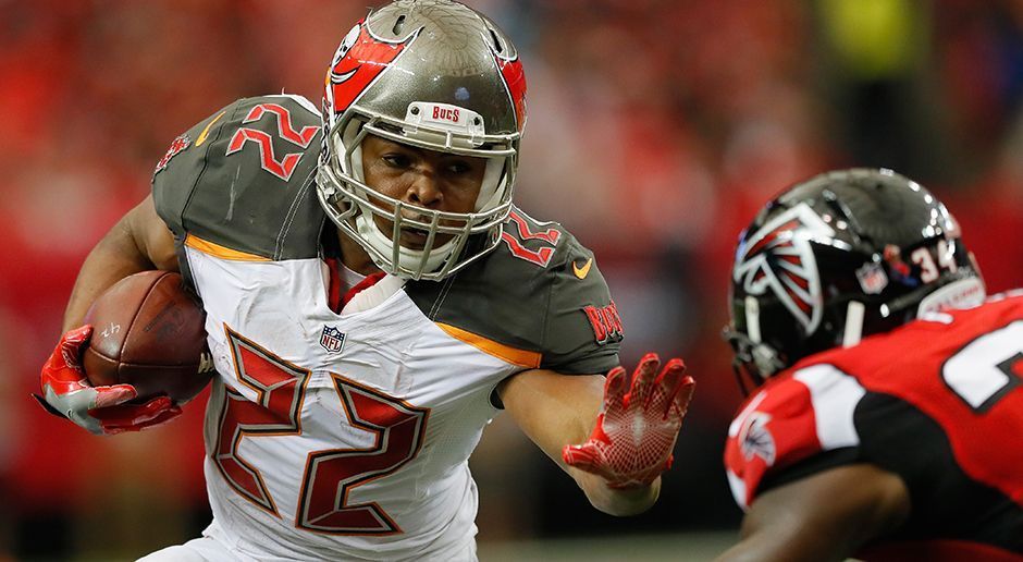 
                <strong>Doug Martin (Tampa Bay Buccanneers)</strong><br>
                Doug Martin ist aufgrund der Einnahme von illegalen Substanzen für die ersten drei Spiele der Saison 2017 gesperrt. Aktuell befindet sich der Running Back aufgrund der Vorfälle und auf eigenen Wunsch in einer Reha-Einrichtung. Fraglich, ob die Bucs deshalb weiterhin an ihrem Spieler festhalten. Durch einen Cut würde die Franchise sieben Millionen Dollar sparen.
              