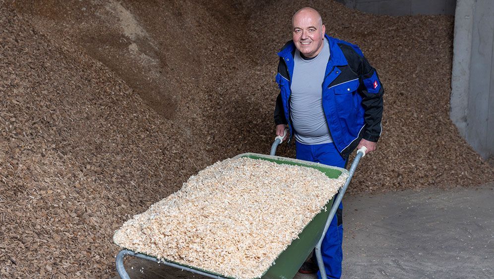 Erwin betreibt einen landwirtschaftlichen Betrieb mit Ackerbau, Waldwirtschaft und einer Geflügelaufzucht.