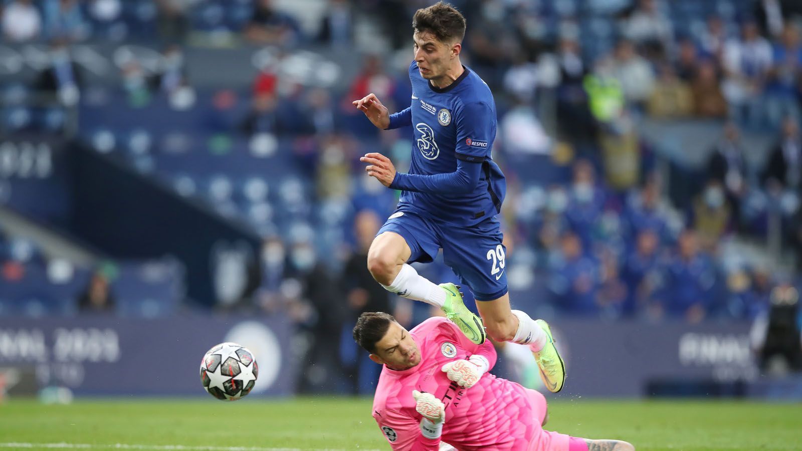 
                <strong>Kai Havertz (FC Chelsea)</strong><br>
                Schon vorher fand Havertz nach mäßigem Spielbeginn Timo Werner in der Mitte des Sechzehners und hätte beinahe den Assist eingesammelt. Hätte Werner getroffen. Wenige Minuten vor dem Tor zog er nach Pass von Kante mit dem Ball in die Mitte des Sechzehners und war kurz vor dem Abschluss, scheiterte dann aber knapp an Zinchenko, der für City rettete.
              