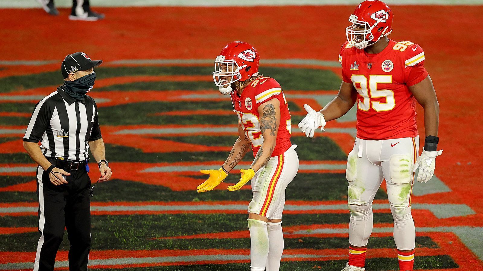 
                <strong>Verlierer: Die Mannschaftskasse der Chiefs</strong><br>
                Es war der Knackpunkt dieser unheimlich schwachen ersten Halbzeit der Chiefs. Insgesamt verlor Kansas City im ersten Durchgang 95 Yards aufgrund von Strafen - das ist Rekord in einem Super Bowl. Und nicht nur die Anzahl, sondern auch das Timing der Vergehen hätte ungünstiger kaum sein können. Vor dem zweiten Touchdown der Bucs setzten diese eigentlich zum Field Goal an, daraus wurde durch die Strafe ein neues First Down. Außerdem entwertete ein Holding die Interception vom Anführer der Chiefs-Offense, Tyrann Mathieu. Zu viele zweite Chancen für Tom Brady und die Buccaneers, die diese gnadenlos ausnutzten.
              