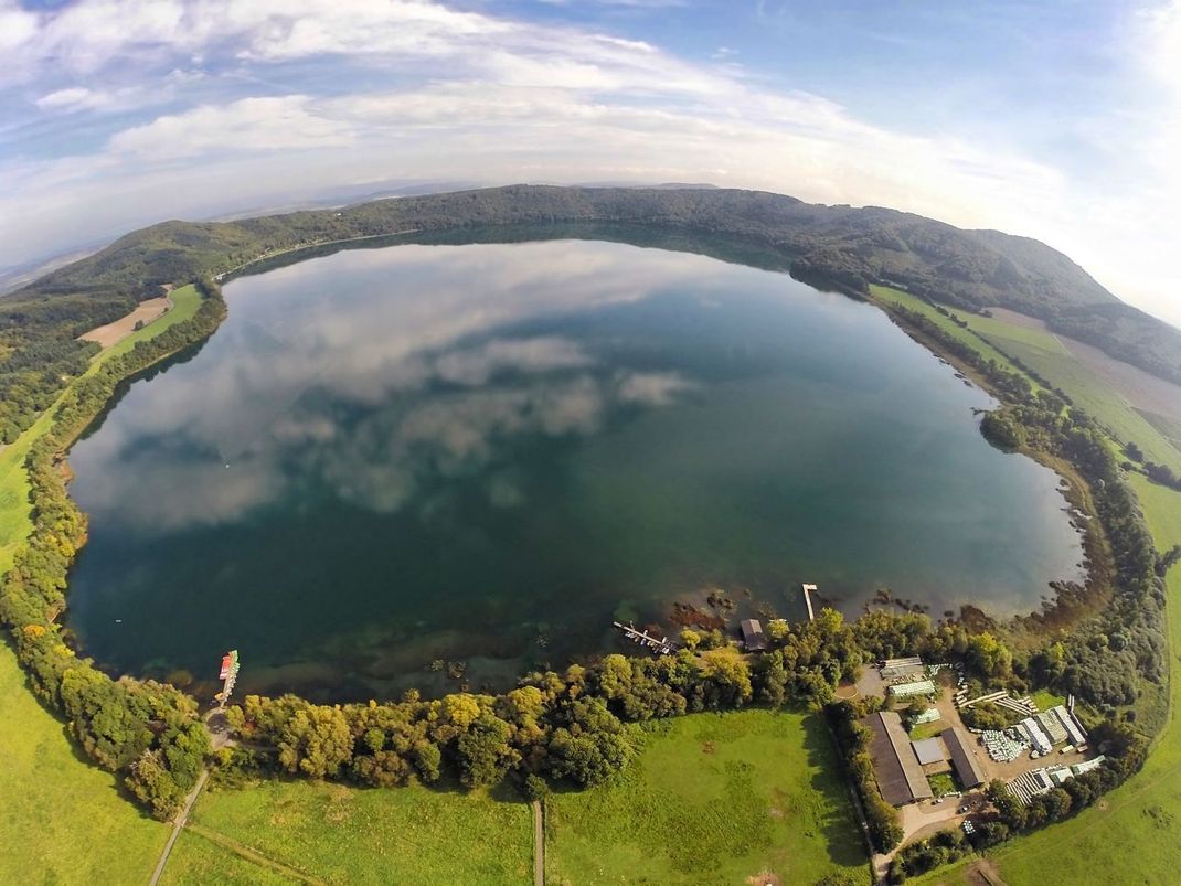 In der Eifel brodelt es noch immer: Vulkanische Aktivitäten haben Spuren in der Landschaft hinterlassen - der Laacher See entstand durch einen Vulkan-Ausbruch. Genau wie unser Titelbild, das "Gemündener Maar", zählt dieser See zu den "Maaren", die die Vulkaneiffel prägen.